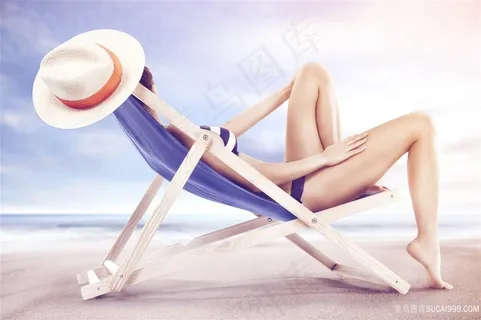 躺在躺椅休闲渡假的美女