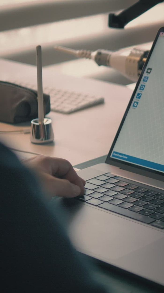 在他的工作室中处理  模型的人