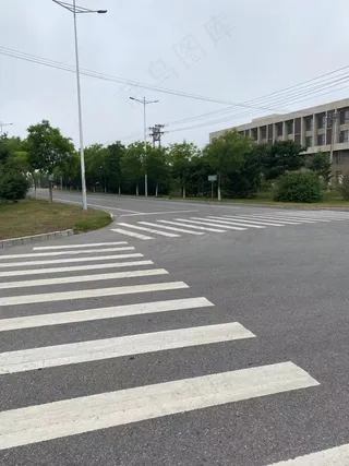 带有斑马线的路口
