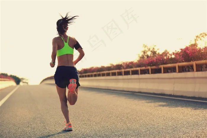 清晨跑步的美女素材
