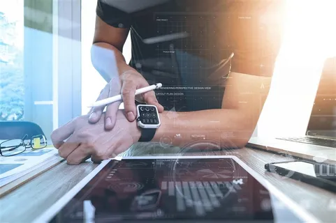 正在看手表的男人 正在看手表的男人