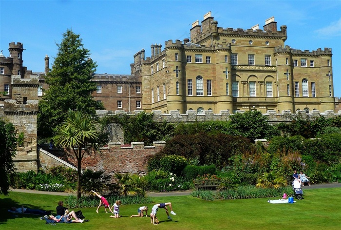 古堡前的亲子活动