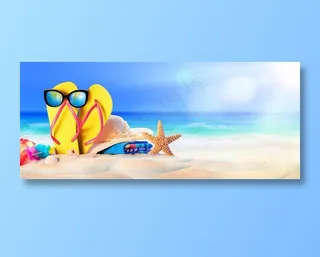 沙滩上的拖鞋和遮阳帽高清图片