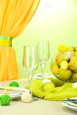黄色调餐桌餐具水果摆放图片