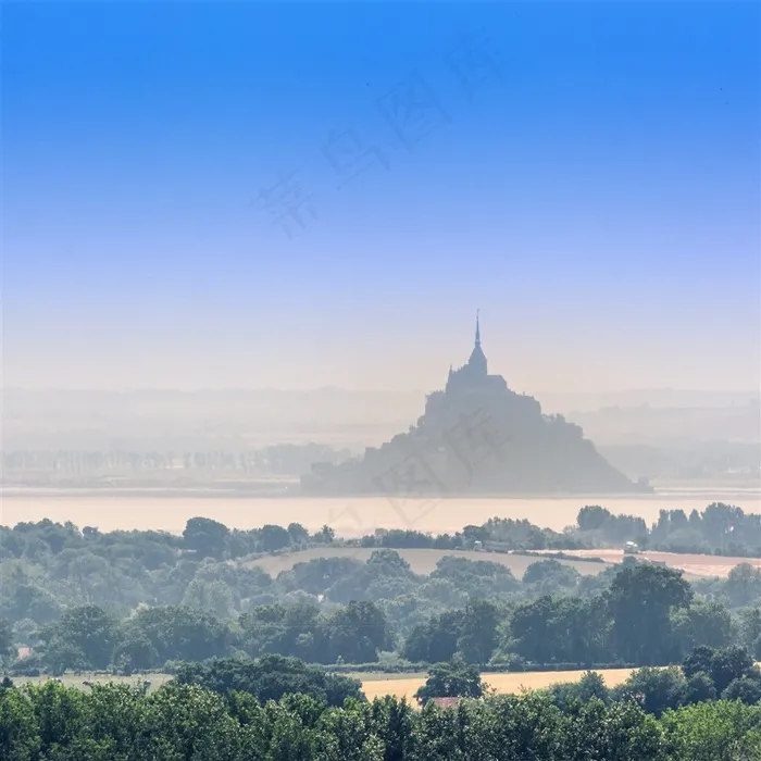 浓雾笼罩着湖泊