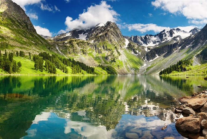 植物覆盖高山山水风景图片