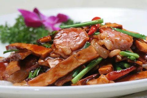鲜韭腊肉干豆腐  