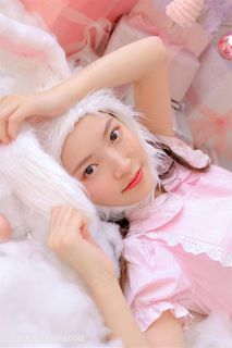 戴着兔子头套的清纯美女特写图片