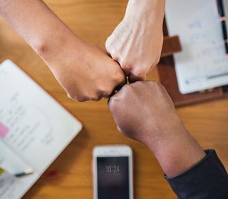 合作互利共赢手势图片