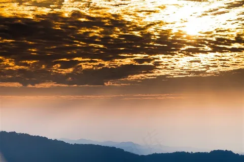 金色天空透光图片