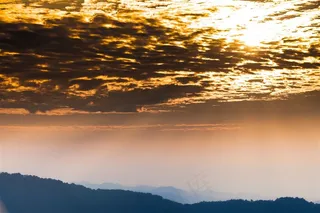 金色天空透光图片