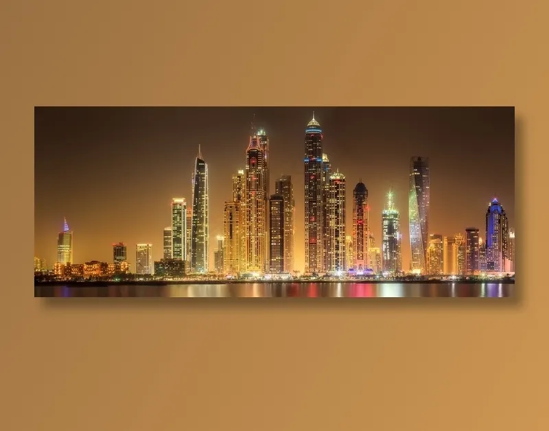 河对面的高大建筑物夜景