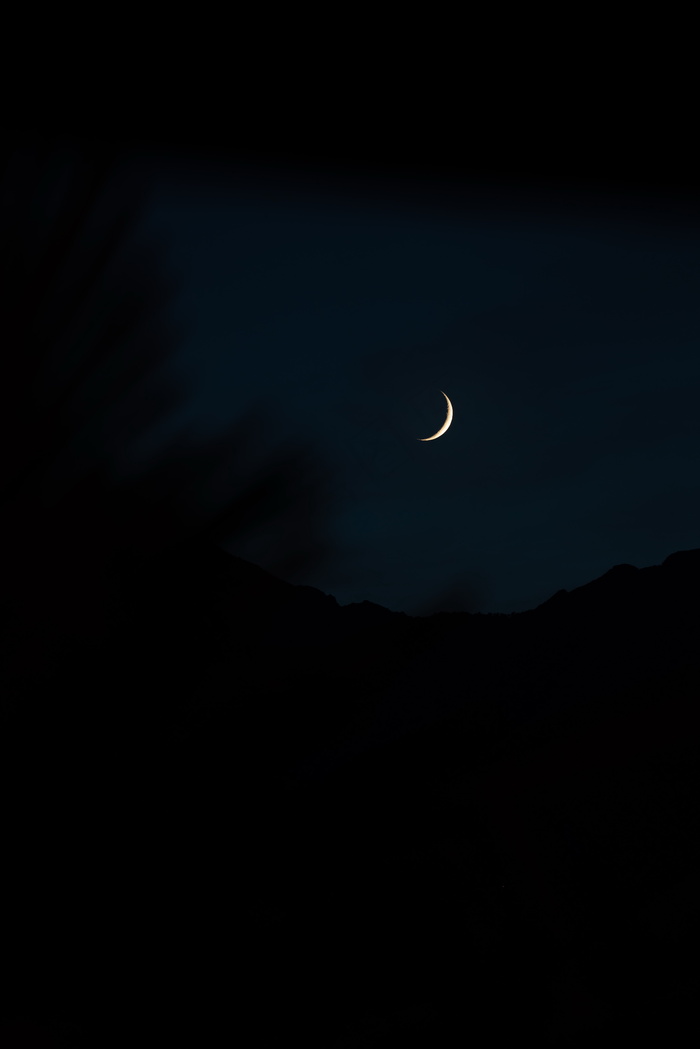 夜空月牙弯弯图片