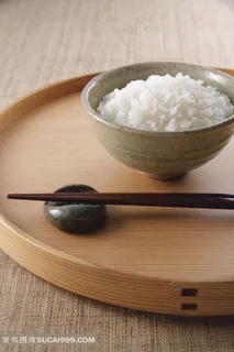木盘子上的一碗米饭 木盘子上的一碗米饭