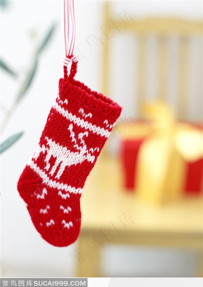 挂在小树枝上的红色圣诞袜