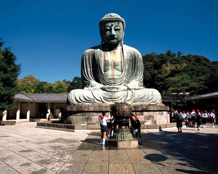 览天下山峰前寺院内的佛像