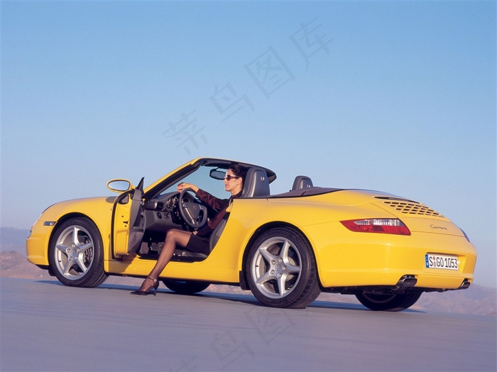 黄色保时捷911 Carrera 敞篷跑车与美女