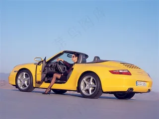 黄色保时捷911 Carrera 敞篷跑车与美女
