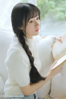 坐在沙发上看书的清纯美女图片 坐在沙发上看书的清纯美女图片