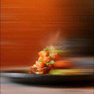 美食寿司水果烤肉拼盘蔬菜，朦胧摄影质感摄影图