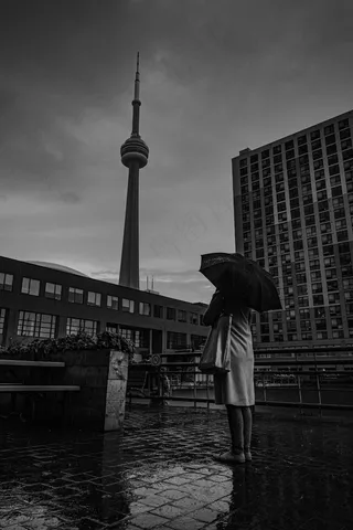 下雨美女撑伞伤感图片