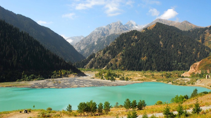 高清山峰河流