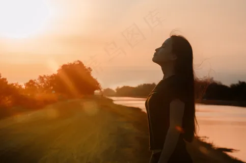 闭眼冥想侧颜美女图片 闭眼冥想侧颜美女图片