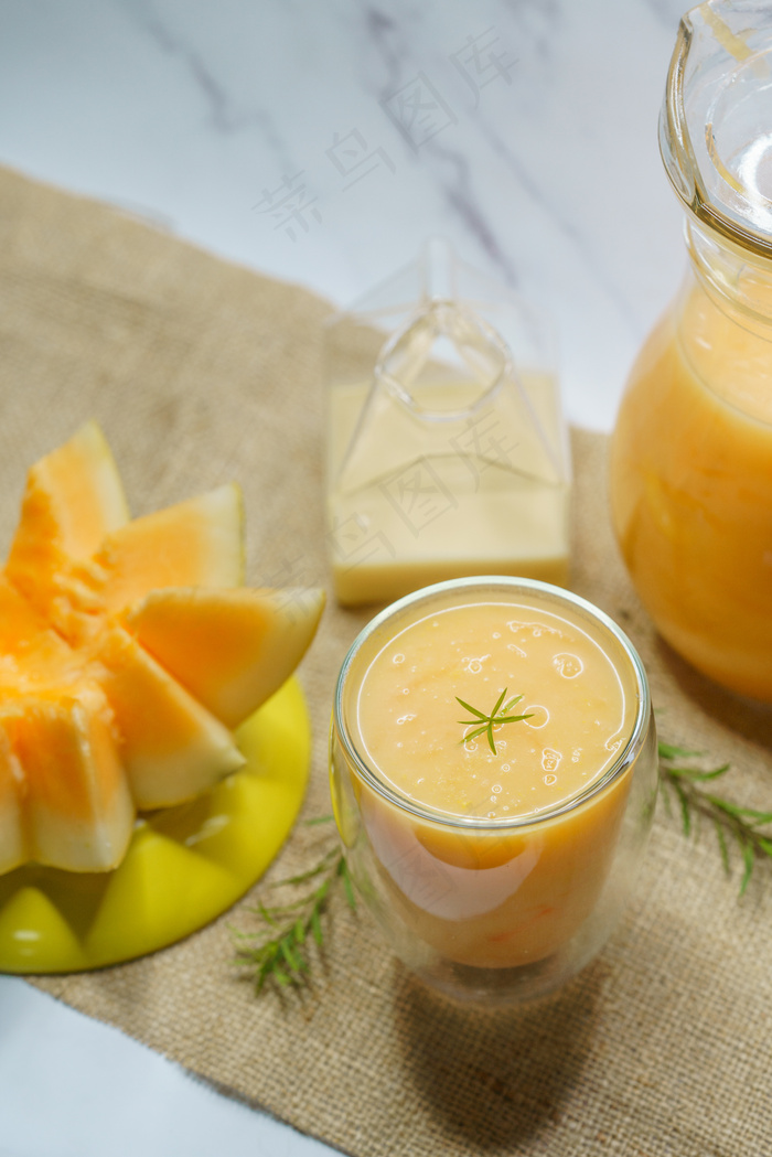 清爽夏季果汁饮品摄影照片