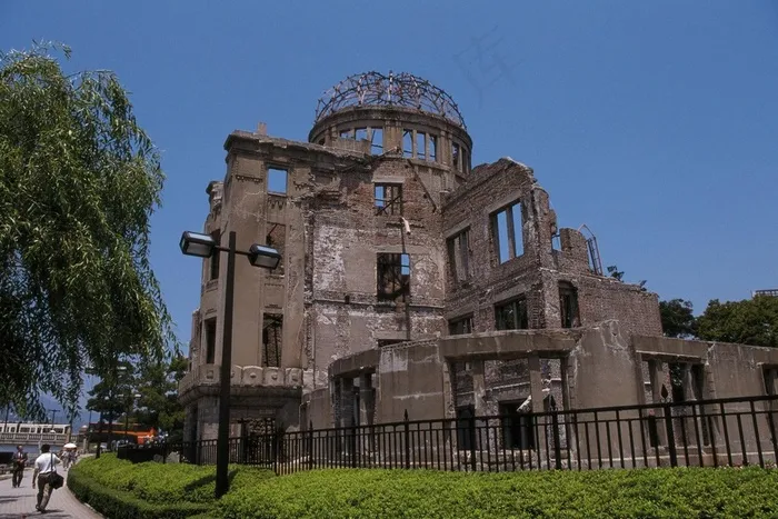 街道边破旧的欧式建筑