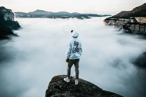 看云海的男人背影图片 看云海的男人背影图片