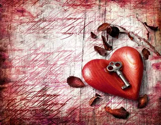 写满字木板上的心形物摄影