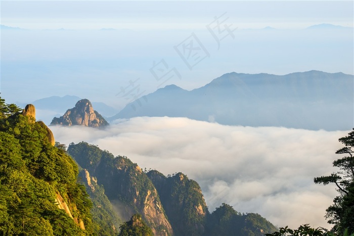 云雾缭绕的山峰三清山风光图片