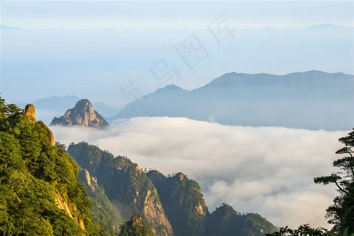 云雾缭绕的山峰三清山风光图片
