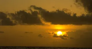 金色天边彩云中的金色太阳