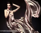穿丝绸长裙的外国美女