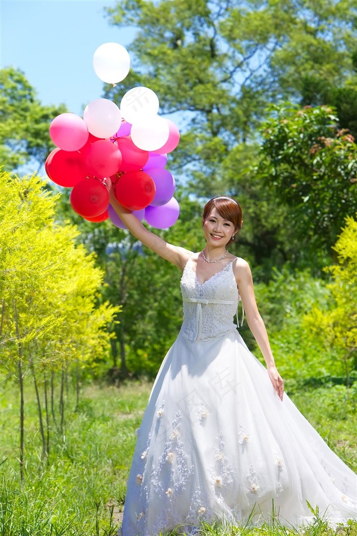 白色婚纱美女新娘草地写真
