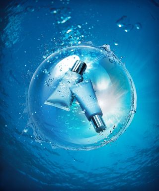 精美水润护肤品海报PSD分层素材