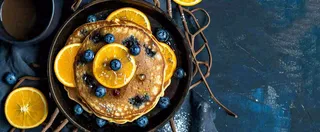 美食简约烤饼蛋糕，巧克力水果橙子摄影图