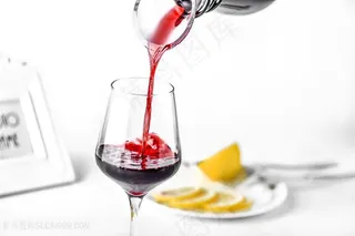 倒红酒葡萄酒