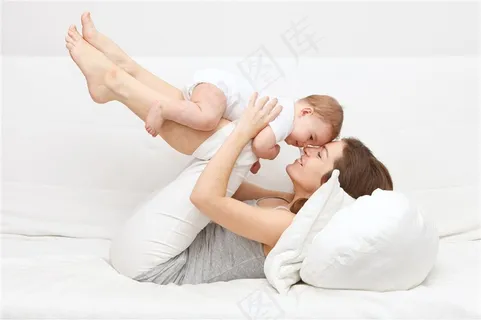 下在玩耍的外国妈妈和宝宝图片 下在玩耍的外国妈妈和宝宝图片