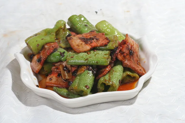虎皮尖椒炒咸肉  