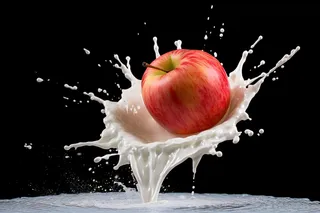 水果牛奶碰撞融合苹果液体撞击迸射瞬间摄影图