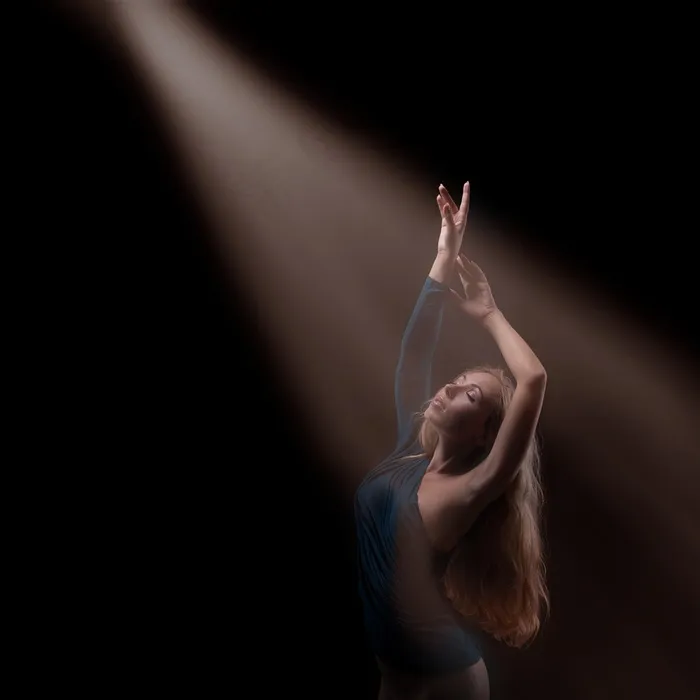 舞台上尽情展示自己的舞者