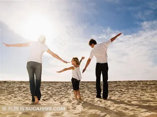 海滩上的一家人