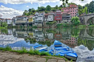 欧洲小镇河流船舶图片