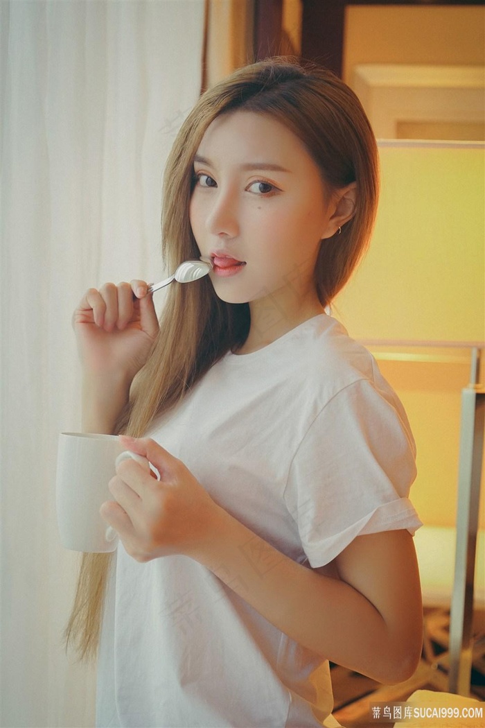 拿着杯子的漂亮美女梦baby图片