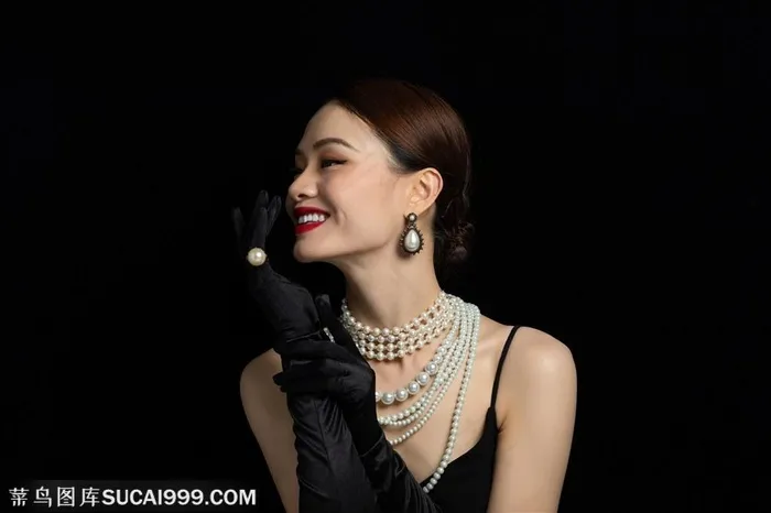 美女带着项链