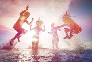 阳光下在海面跳跃的人们高清摄影图片