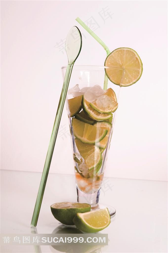 冰镇青柠檬苏打水和勺子