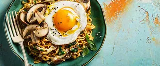 美食方便面鸡蛋意面西餐简餐摄影图